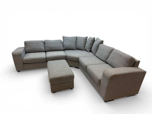 Nyrenset og pentbrukt Skeidar Scapa design hjørenesofa med puff - Rask levering